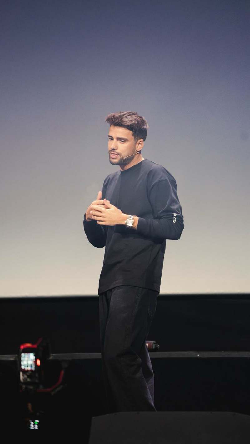 Víctor Rodríguez, fundador de Suitme, durante una presentación
